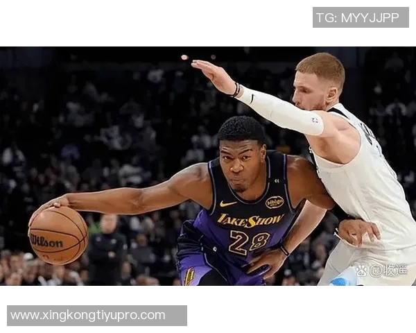 麦克丹尼尔斯半场表现出色9中6砍下15分2篮板3盖帽助力球队攻防稳定